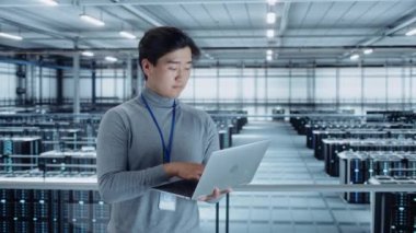 Portre Veri Merkezi Uzmanı Dizüstü bilgisayar kullanıyor