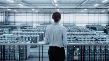 Veri Merkezi Uzmanı Dizüstü bilgisayar kullanıyor