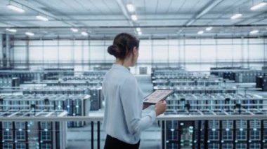 Veri Merkezi Uzmanı Dizüstü bilgisayar kullanıyor