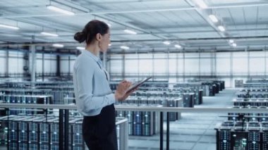 Veri Merkezi Uzmanı Dizüstü bilgisayar kullanıyor