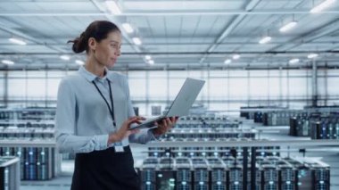 Veri Merkezi Uzmanı Dizüstü bilgisayar kullanıyor