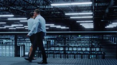 Veri Merkezi Uzmanı Dizüstü bilgisayar kullanıyor