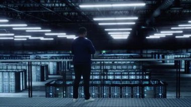 Veri Merkezi Uzmanı Dizüstü bilgisayar kullanıyor