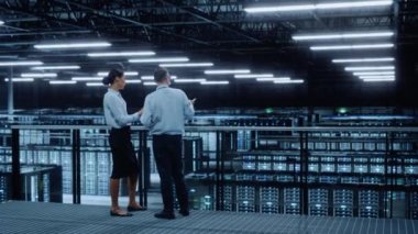 İki Veri Merkezi Uzmanı Laptop Bilgisayarı Kullanıyor