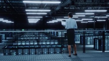 Veri Merkezi Uzmanı Dizüstü bilgisayar kullanıyor