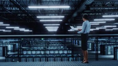 Veri Merkezi Uzmanı Dizüstü bilgisayar kullanıyor