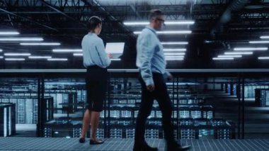 Veri Merkezi Uzmanı Dizüstü bilgisayar kullanıyor