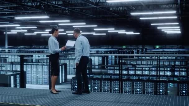 Två datacenter specialister prata Använd bärbar dator — Stockvideo