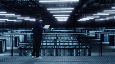 Veri Merkezi Uzmanı Dizüstü bilgisayar kullanıyor