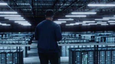 Veri Merkezi Uzmanı Dizüstü bilgisayar kullanıyor