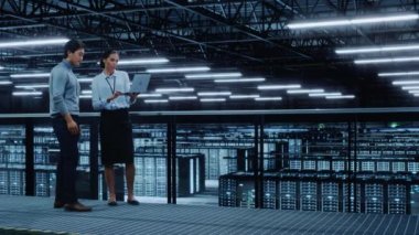 İki Veri Merkezi Uzmanı Laptop Bilgisayarı Kullanıyor