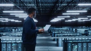 Veri Merkezi Uzmanı Dizüstü bilgisayar kullanıyor