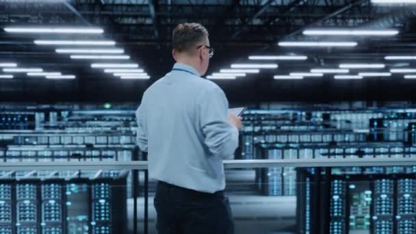 Datacenter SPecialist maakt gebruik van tabletcomputer — Stockvideo