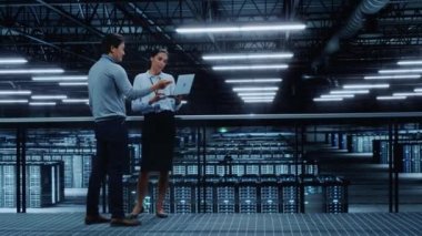 İki Veri Merkezi Uzmanı Laptop Bilgisayarı Kullanıyor