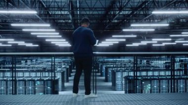 Veri Merkezi Uzmanı Dizüstü bilgisayar kullanıyor