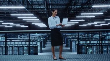 Veri Merkezi Uzmanı Dizüstü bilgisayar kullanıyor