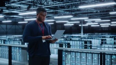 Veri Merkezi Uzmanı Dizüstü bilgisayar kullanıyor