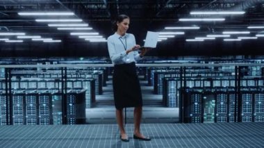 Veri Merkezi Uzmanı Dizüstü bilgisayar kullanıyor