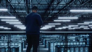 Veri Merkezi Uzmanı Dizüstü bilgisayar kullanıyor