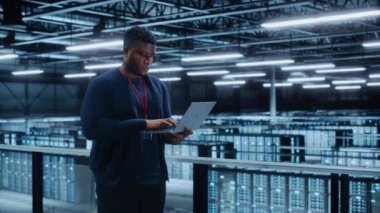 Portre Veri Merkezi Uzmanı Dizüstü bilgisayar kullanıyor