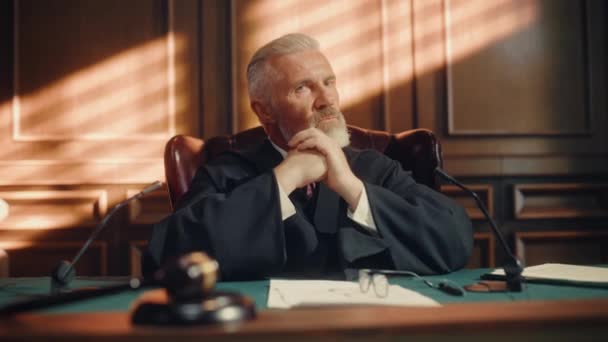 Soudce soudu v soudní síni naslouchá — Stock video