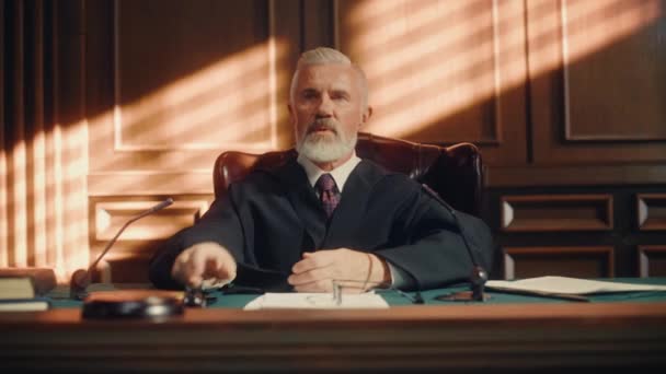 A tárgyalóterem bírája Hammer Strike ítélethirdetéssel — Stock videók