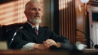 Mahkeme Yargıcı Çekiç Vuruşuyla Cezalandırıldı