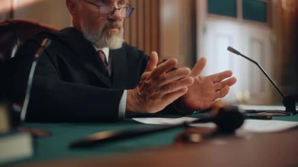 Rechter in de rechtszaal aan het woord — Stockvideo