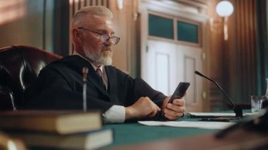 Mahkeme Yargıcı Akıllı Telefonu Kullanıyor