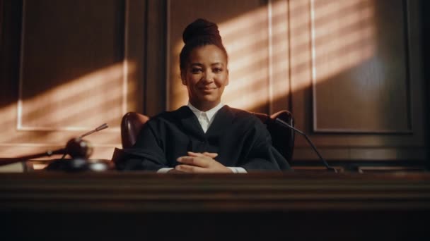 Richterinnen im Gerichtssaal — Stockvideo