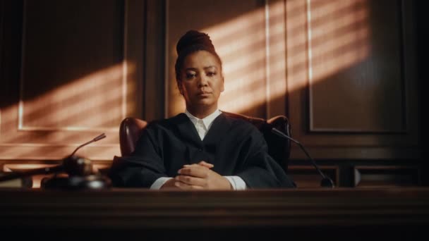 Domstolens kvinnliga domare — Stockvideo