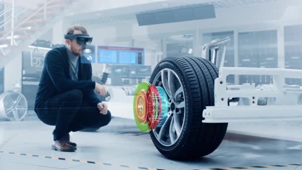 Ingegnere che utilizza la realtà aumentata per sviluppare concept car — Video Stock