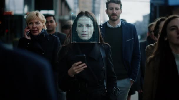 Software di riconoscimento facciale che lavora su Business Street — Video Stock