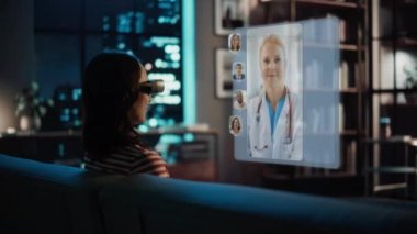 Artırılmış Gerçeklik Kullanan Kadın Video Çağrısı Yazılımı