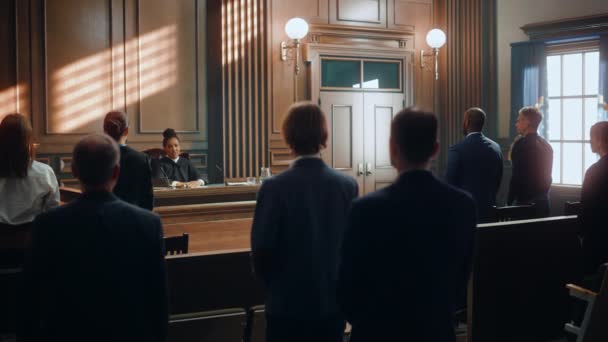 Gerichtsverhandlung im Kino: Richter schließt positive Entscheidung aus — Stockvideo