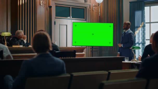Avukat, Mahkeme Salonunda Yeşil Ekranda Belgeleri Gösteriyor — Stok video