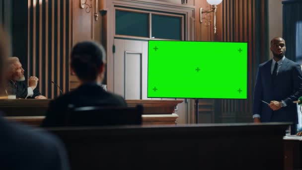 Anwalt zeigt Dokumente auf Green Screen im Gerichtssaal — Stockvideo