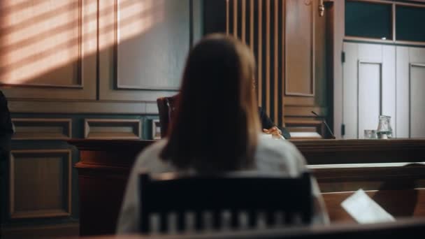 Audience en salle d'audience. Avocat Avocat Protéger le client avec la clôture des arguments à l'appui. — Video