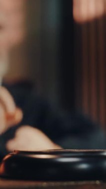 Dikey Hâkim Gavel 'i Vurdu