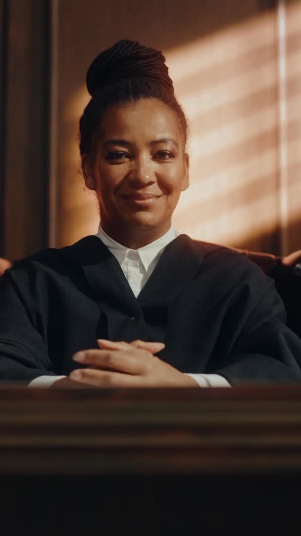 Retrato vertical Juíza feminina — Vídeo de Stock