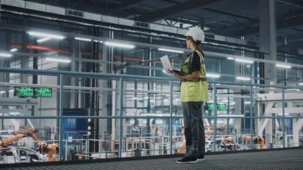 Ingegnere donna con computer portatile presso la fabbrica di auto — Video Stock