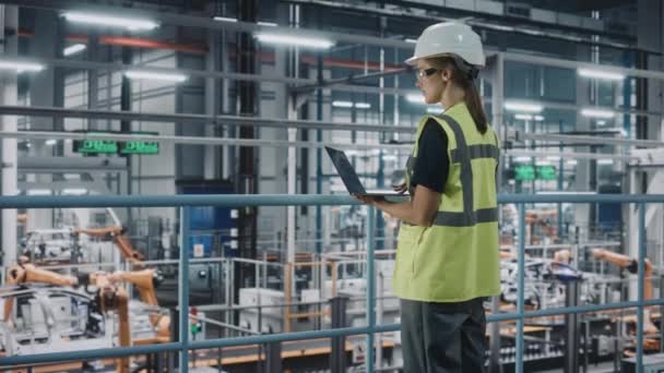 Инженер-женщина с ноутбуком на автомобильном заводе — стоковое видео