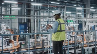 Otomobil fabrikasında tabletli endüstri mühendisi.