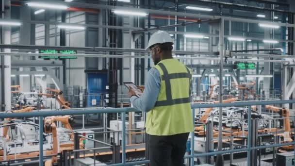 Industrieel ingenieur met tablet in de autofabriek — Stockvideo