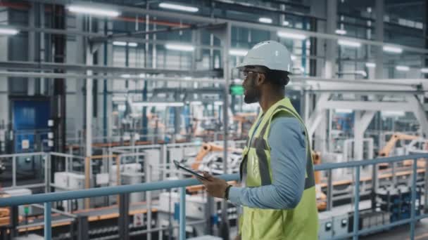 Ingeniero Industrial con Tablet en Fábrica de Automóviles — Vídeos de Stock