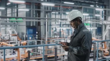 Otomotiv Mühendisi Otomobil Fabrikasında Tablet ile