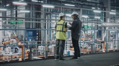 Otomotiv Mühendisleri Araba Fabrikasında Laptop Tableti Kullanarak Konuşuyor