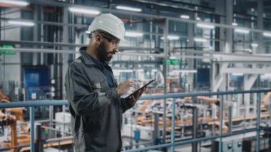 Otomobil Fabrikasında Tabletli Erkek Mühendis