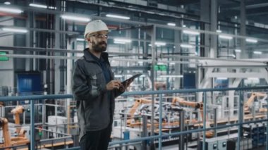 Otomobil Fabrikasında Tabletli Erkek Mühendis