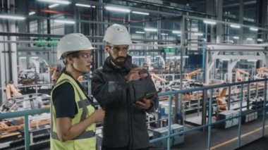 Otomotiv Mühendisleri Araba Fabrikasında Tablet Kullanarak Konuşuyor